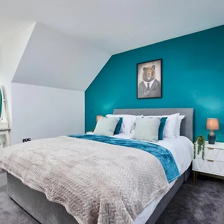 Stunning 4 Bedroom House - Parking And Garden * Manchester