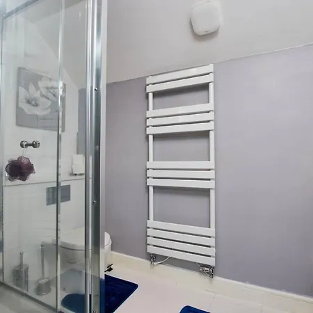 Stunning 4 Bedroom House - Parking And Garden Holiday home Manchester