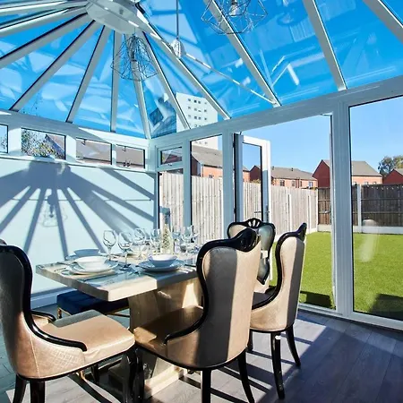 Stunning 4 Bedroom House - Parking And Garden