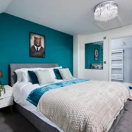 Stunning 4 Bedroom House - Parking And Garden *