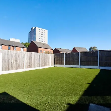Stunning 4 Bedroom House - Parking And Garden