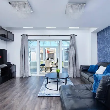 Stunning 4 Bedroom House - Parking And Garden * Manchester