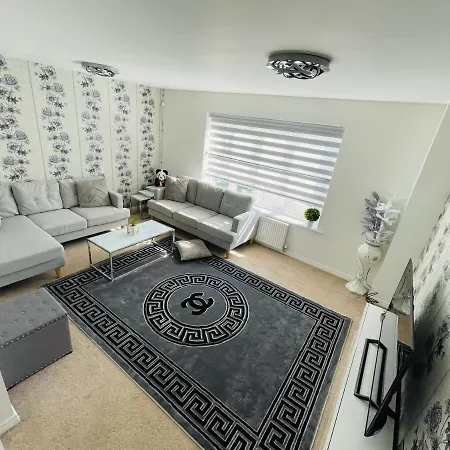 Hébergement de vacances Watan - Spacious 3 Bedrooms Entire House With Beautiful Outdoor Garden *