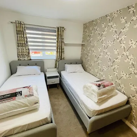 Watan - Spacious 3 Bedrooms Entire House With Beautiful Outdoor Garden * 맨체스터