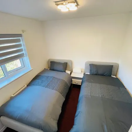 Semesterbostad Watan - Spacious 3 Bedrooms Entire House With Beautiful Outdoor Garden