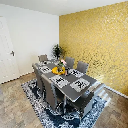 Watan - Spacious 3 Bedrooms Entire House With Beautiful Outdoor Garden * 맨체스터