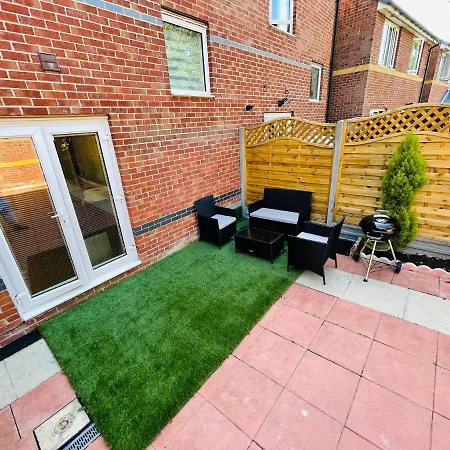 Watan - Spacious 3 Bedrooms Entire House With Beautiful Outdoor Garden * 맨체스터