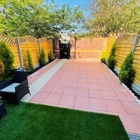 Semesterbostad Watan - Spacious 3 Bedrooms Entire House With Beautiful Outdoor Garden