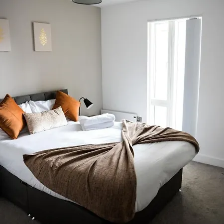 Onpoint - Spacious 2 Bedroom Apt - City Centre With Balcony Apartment *