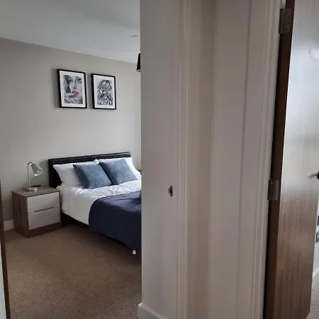 Onpoint - Spacious 2 Bedroom Apt - City Centre With Balcony