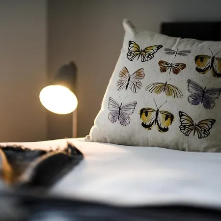 Onpoint - Spacious 2 Bedroom Apt - City Centre With Balcony