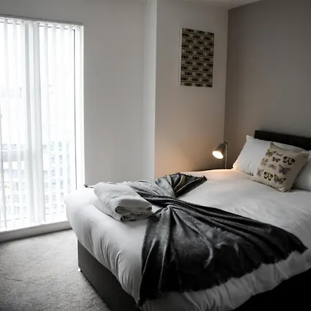 Onpoint - Spacious 2 Bedroom Apt - City Centre With Balcony