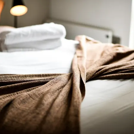 Onpoint - Spacious 2 Bedroom Apt - City Centre With Balcony *