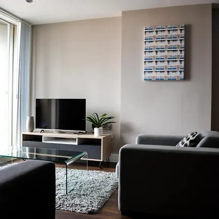 Onpoint - Spacious 2 Bedroom Apt - City Centre With Balcony Apartment