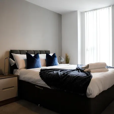 Onpoint - Spacious 2 Bedroom Apt - City Centre With Balcony *