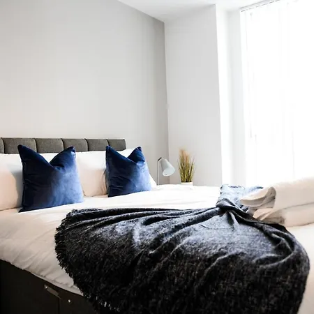 Onpoint - Spacious 2 Bedroom Apt - City Centre With Balcony