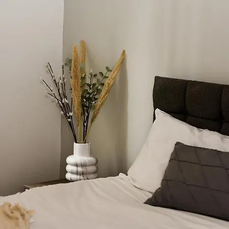 Onpoint - Spacious 2 Bedroom Apt - City Centre With Balcony *