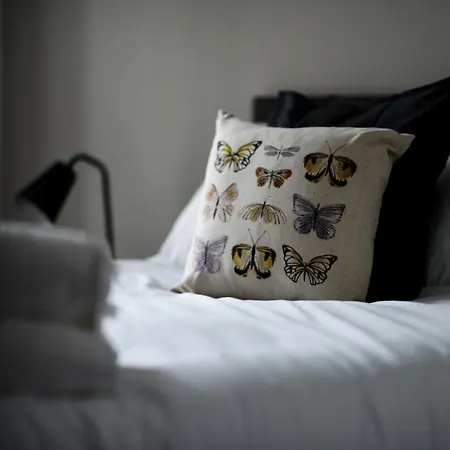 Onpoint - Spacious 2 Bedroom Apt - City Centre With Balcony *