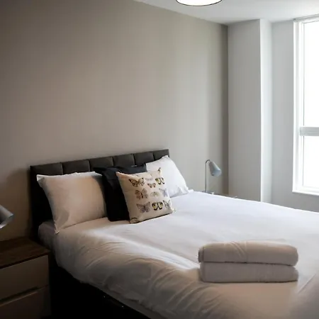 Onpoint - Spacious 2 Bedroom Apt - City Centre With Balcony *