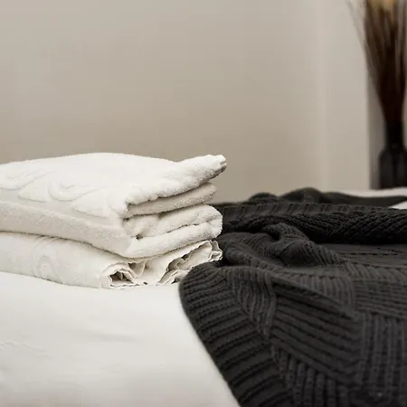 Apartment Onpoint - Spacious 2 Bedroom Apt - City Centre With Balcony *