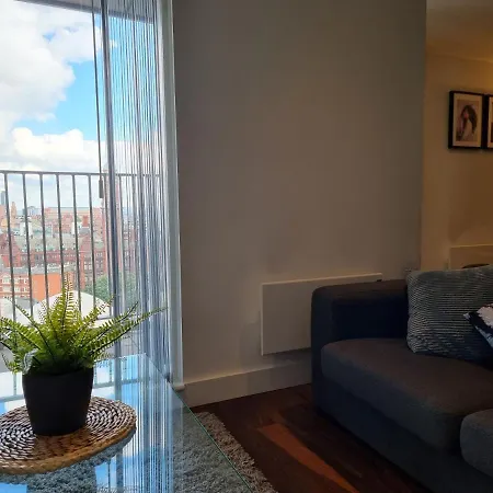 Onpoint - Spacious 2 Bedroom Apt - City Centre With Balcony Apartment
