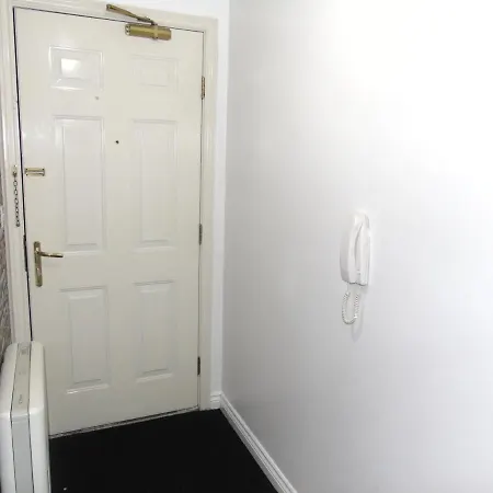 Larch Gardens 2 Bedroom Flat Apartamento *