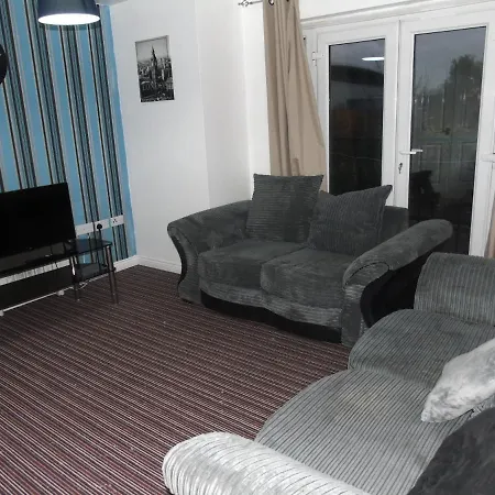 Apartamento Larch Gardens 2 Bedroom Flat