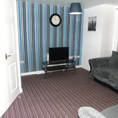 Larch Gardens 2 Bedroom Flat *