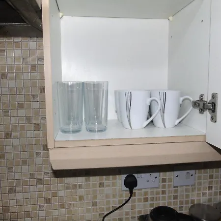 Apartamento Larch Gardens 2 Bedroom Flat *