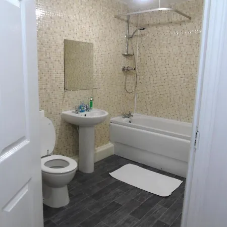 Apartamento Larch Gardens 2 Bedroom Flat