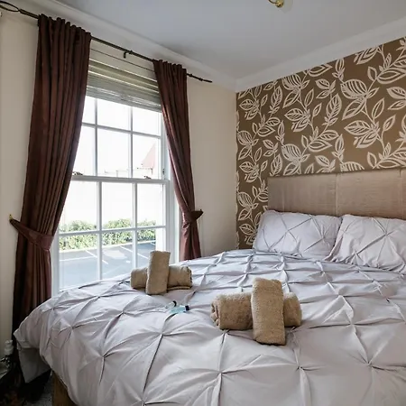 The Finney - Gorgeous, Chic 3 Bedroom House