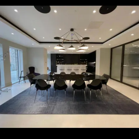 Luxurious Centre 2 Bed 아파트 *