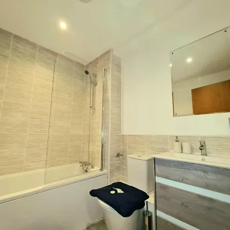 Exquisite Cosy 2-bed In Salford مانشستر