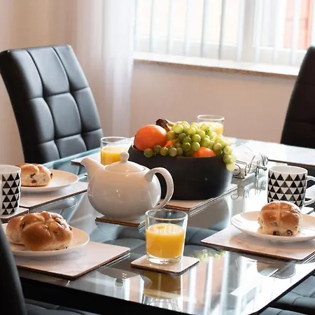 בית נופש Ideal Lodgings In Whitefield מנצ'סטר