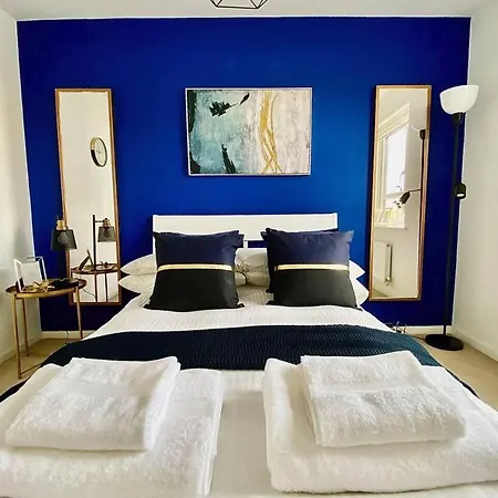 Stunning 4 Bed House With Cinema & Parking *