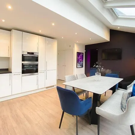 Stunning 4 Bed House With Cinema & Parking * Manchester