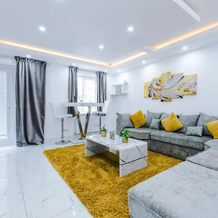 Luxury 3 Bedroom House Close To Center