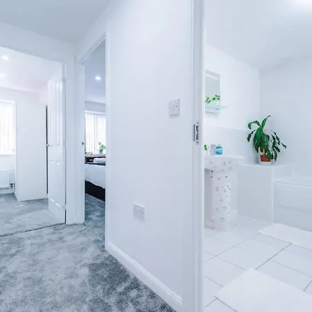 Luxury 3 Bedroom House Close To Center 公寓 *