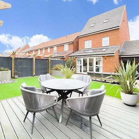 Stunning 4 Bed House With Cinema & Parking