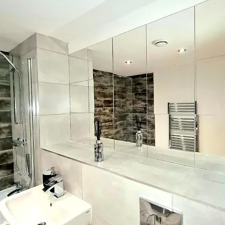 Apartament 1-bedroom Aprt In Salford- Freeparking- Sleeps3 *