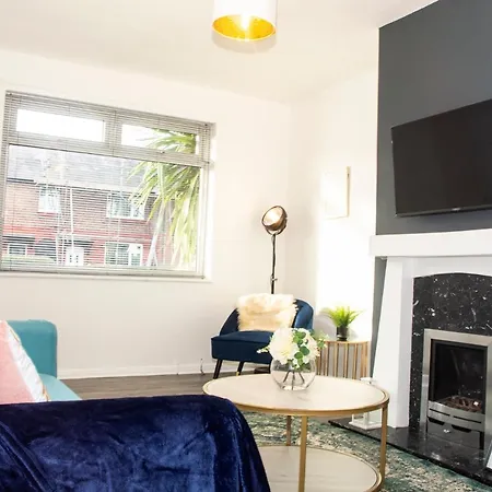 Ferienhaus Trafford House - Stylish 3-bed With Private Parking *