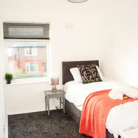 別荘 Trafford House - Stylish 3-bed With Private Parking *