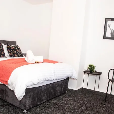 Ferienhaus Trafford House - Stylish 3-bed With Private Parking Manchester
