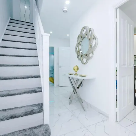 Luxury 3 Bedroom House Close To Center