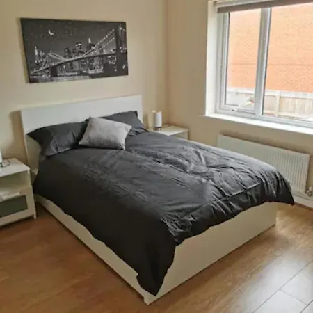 Holiday home Entire 3 Bedroom House Free Parking *