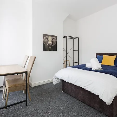 Сasa de vacaciones Clayton House - Spacious Near Etihad Stadium