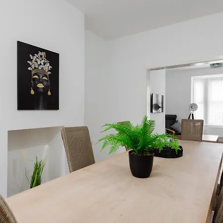 Clayton House - Spacious Near Etihad Stadium Сasa de vacaciones
