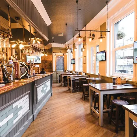 Bed & Breakfast Black Lion Manchester 4*