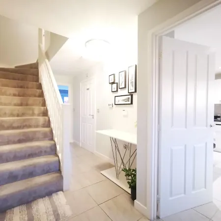 The Lawnswood - Holiday Home With Free Parking Near Coop Live & Etihad Casa vacanze *