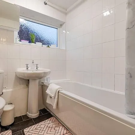 Lovely 2 Bedroom With Fireplace *